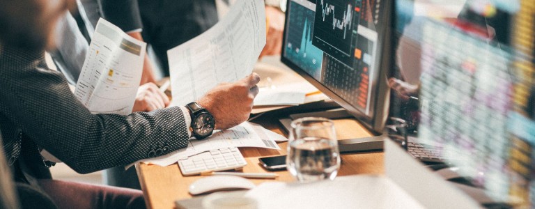 Personas trabajando con gráficos