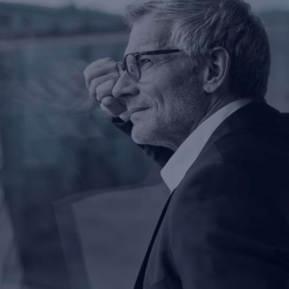 hombre adulto reflexionando sobre la ventana